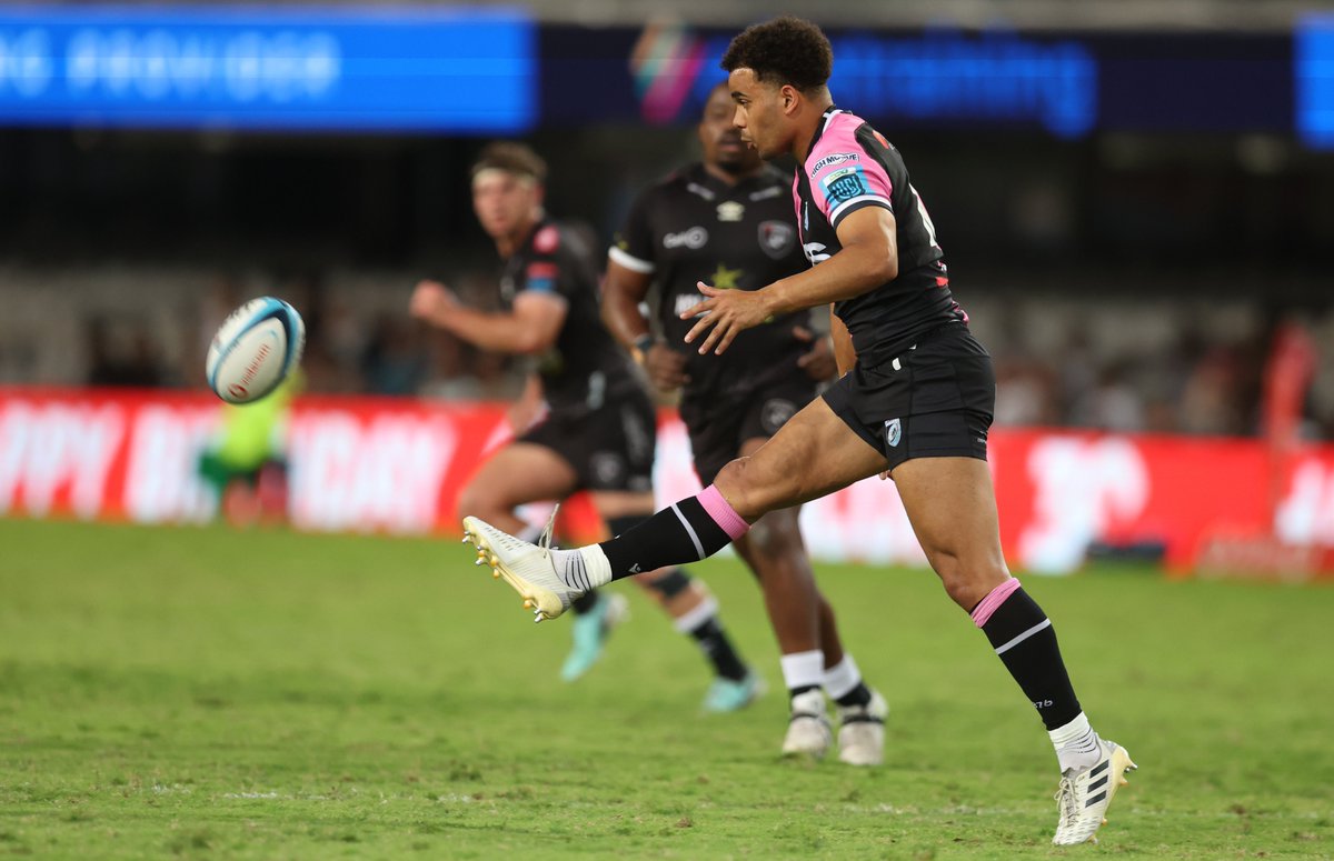 Cardiff_Rugby's tweet photo. CARDIFF WIN!!!

We come away with a bonus point win in Durban.

Ben Thomas is named player of the match. 💕

⚫️ 14-36 🩷🖤

#SHAvCAR #AlwaysCardiff