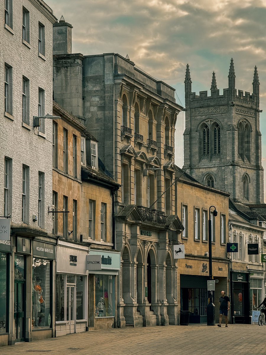 Stamford High Street this evening looking beautiful. #stamford