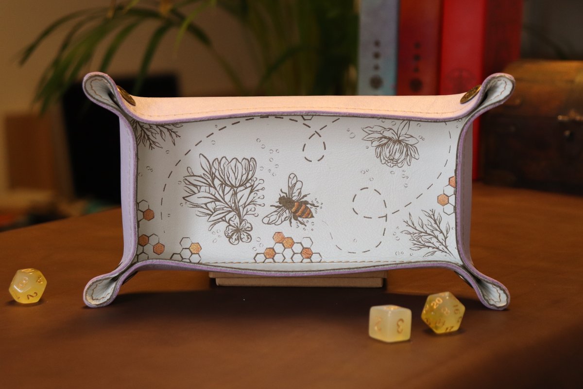SpeechlessBard's tweet image. The Hive Collection 🐝
Three leather dice trays and a bracelet design (all made with gold accents) are now available in the shop! The Golden Hive tray is, due to the size of the leather hide used, a limited edition item. So bee quick! 💛
#ttrpg #dnd #leathercraft