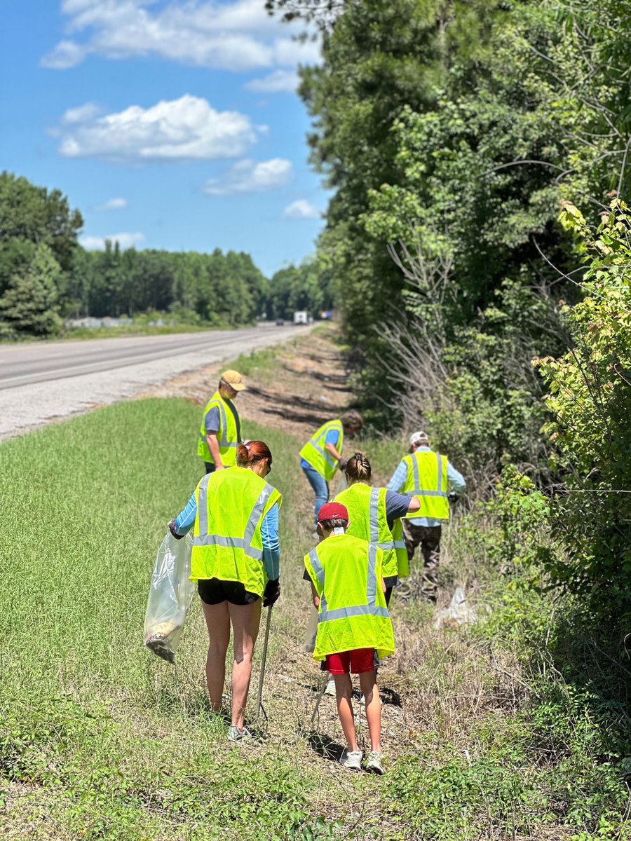 BWRiverkeeper's tweet photo. We recently partnered with #NorthwesternMutual and Tuscaloosa County Public Works to remove 611 lb of litter along Joe Mallisham Parkway in #Tuscaloosa! Join our next #AmeriCorps cleanups: https://t.co/drWvn3h8iM https://t.co/DngnrXnFlN