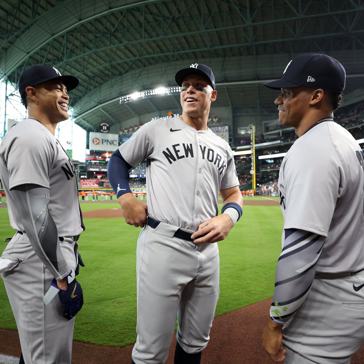 BRWalkoff's tweet image. The Yankees are the first team in baseball to have 3 players with 10+ HRs 👀

Aaron Judge (12)
Giancarlo Stanton (11)
Juan Soto (10)