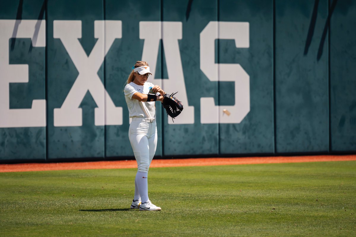 Texas adds a fifth run to extend its lead back to 5-2 courtesy of a Reese sacrifice fly as the game moves to the fourth🤘 #HookEm | @b3lladayton