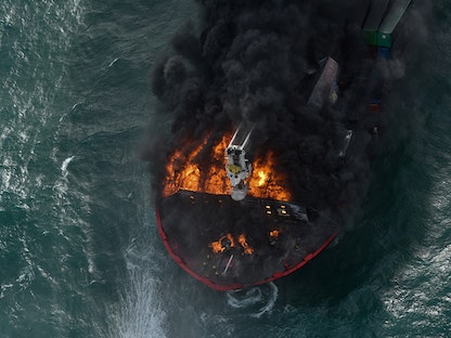 بقوة الله 🔥☝️

السفينة النفط #الأمريكية تحترق حتى الآن 

ننتظر لحظة الغرق  ......
