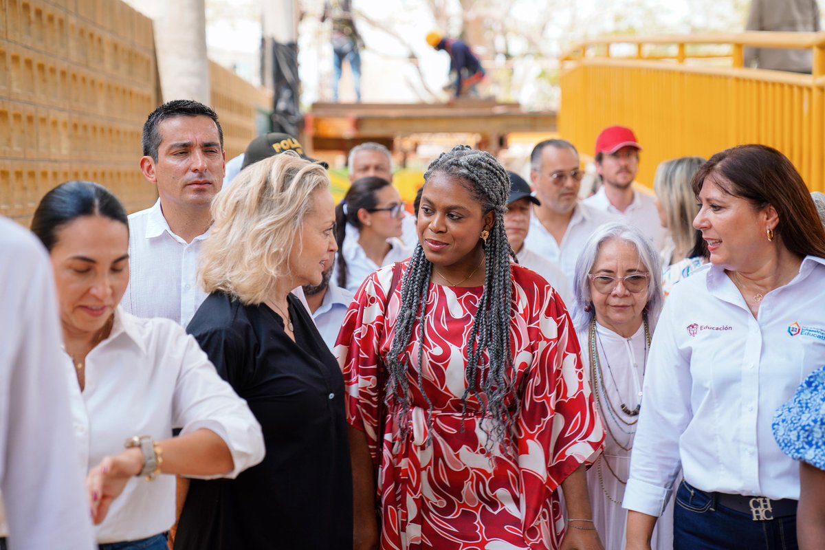 #AEstaHora la ministra <a href="/AuroraVergaraF1/">Aurora Vergara-Figueroa, Ph.D</a> junto a la <a href="/fpiesdescalzos/">Fundación Pies Descalzos</a>, <a href="/FondoFFIE/">Fondo de Infraestructura Educativa</a>, <a href="/AlcaldiaCTG/">Alcaldía de Cartagena</a>, <a href="/seceducacionctg/">Secretaría de Educación CTG</a> y <a href="/F_Santo_Domingo/">Fundación Santo Domingo</a>, inauguran la IE Villas de Aranjuez, que beneficiará a más de 900 niñas, niños y jóvenes de Cartagena.