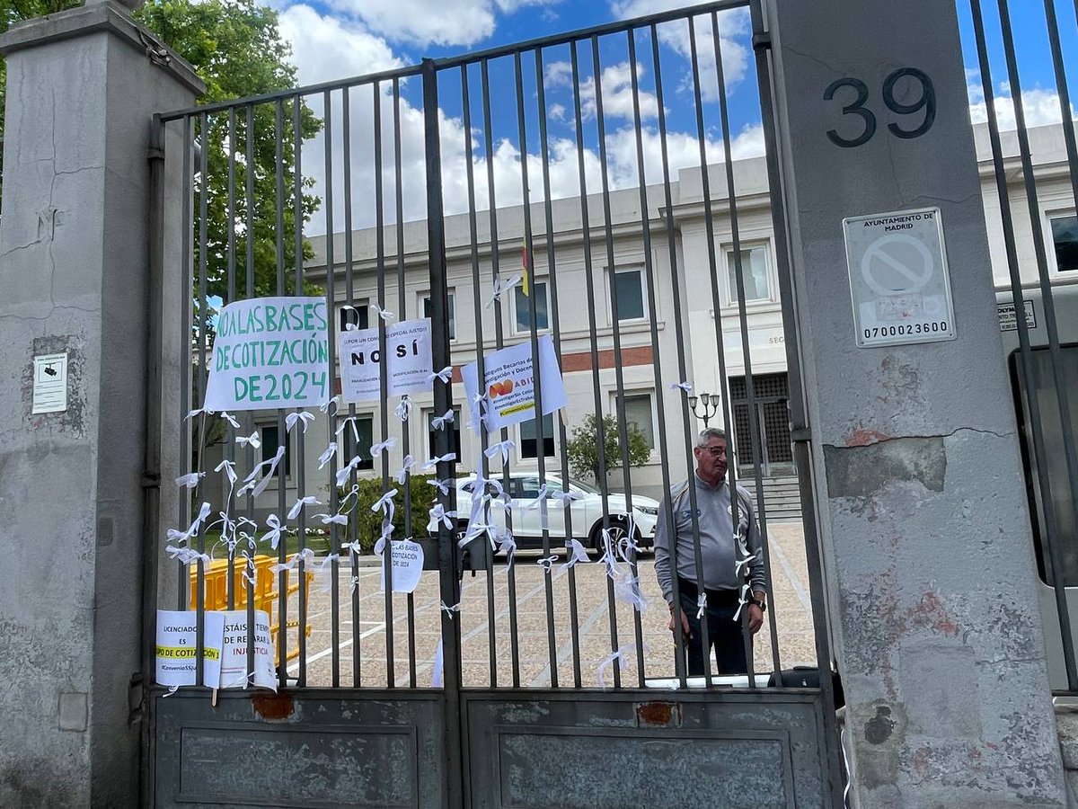 Sres <a href="/SaizElma/">Elma Saiz</a> y <a href="/CorujoBorja/">Borja Suárez Corujo</a>, aunque el lunes no verán nuestros carteles y lazos blancos en el edificio de <a href="/inclusiongob/">Ministerio Inclusión Seguridad Social Migraciones</a>, seguiremos inundando las RR SS con nuestras reivindicaciones

#ConvenioSSJusto
#InvestigarEsTrabajar
<a href="/AfectadosBSS/">AfectadosBecasSS</a> y #ABID
También #YoInvestiguéSinCotizar