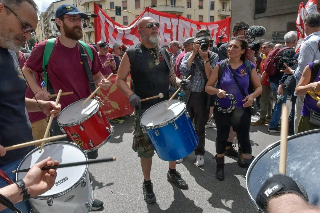 #Gkn, DHN! (chi è di Firenze sa cosa significa DHN)
Foto foto foto di persone bellissime alla manifestazione di oggi.
Rubate sul web e a Cesare Dagliana 💜
Avanti #Insorgiamo
La giornata di oggi prosegue con l'acampada di lavoratori e solidali sotto la Regione!