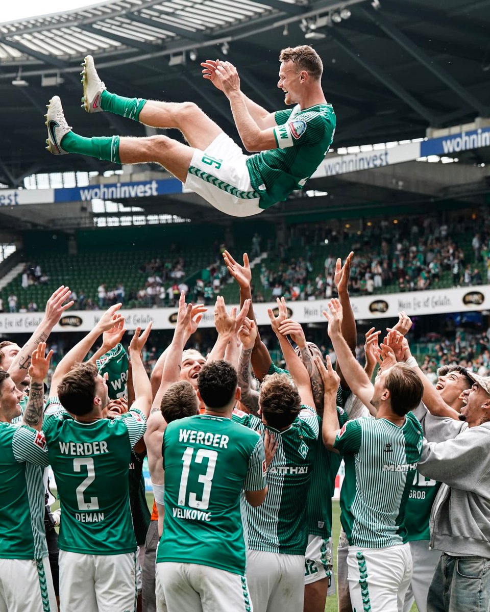 🎙️ "Er ist immer da, besonders in schwierigen Phasen. Er hat ein gutes Herz und einen kühlen Kopf."

Seine Mitspieler über das letzte Spiel von Christian #Groß 👉 svw.de/AbschiedGroß

#Werder | #SVWBOC