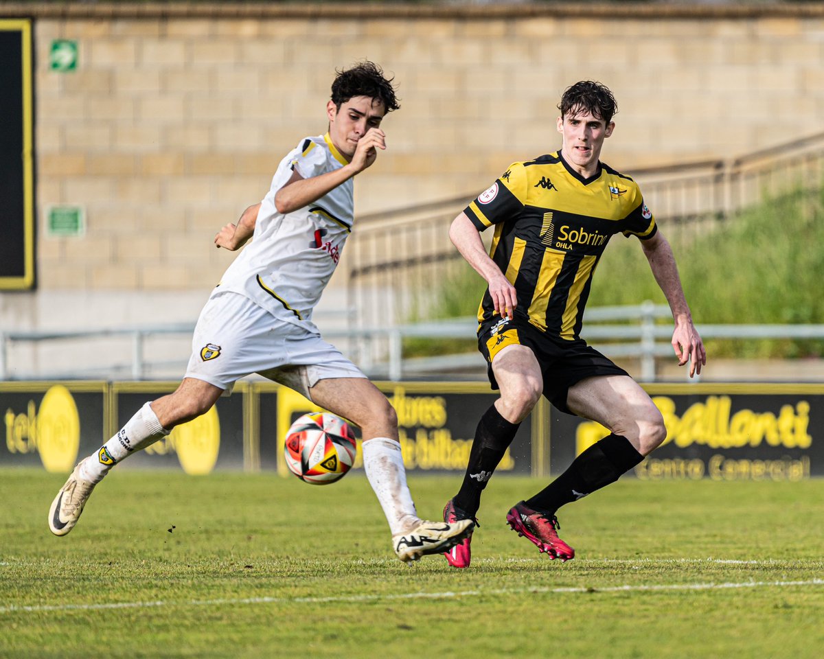 ⏱️ 74' | 1-1 | Volea lejana de Elías que atrapa Santos. #aupaPORTU 💛🖤 #PortuBasconia #BatGara