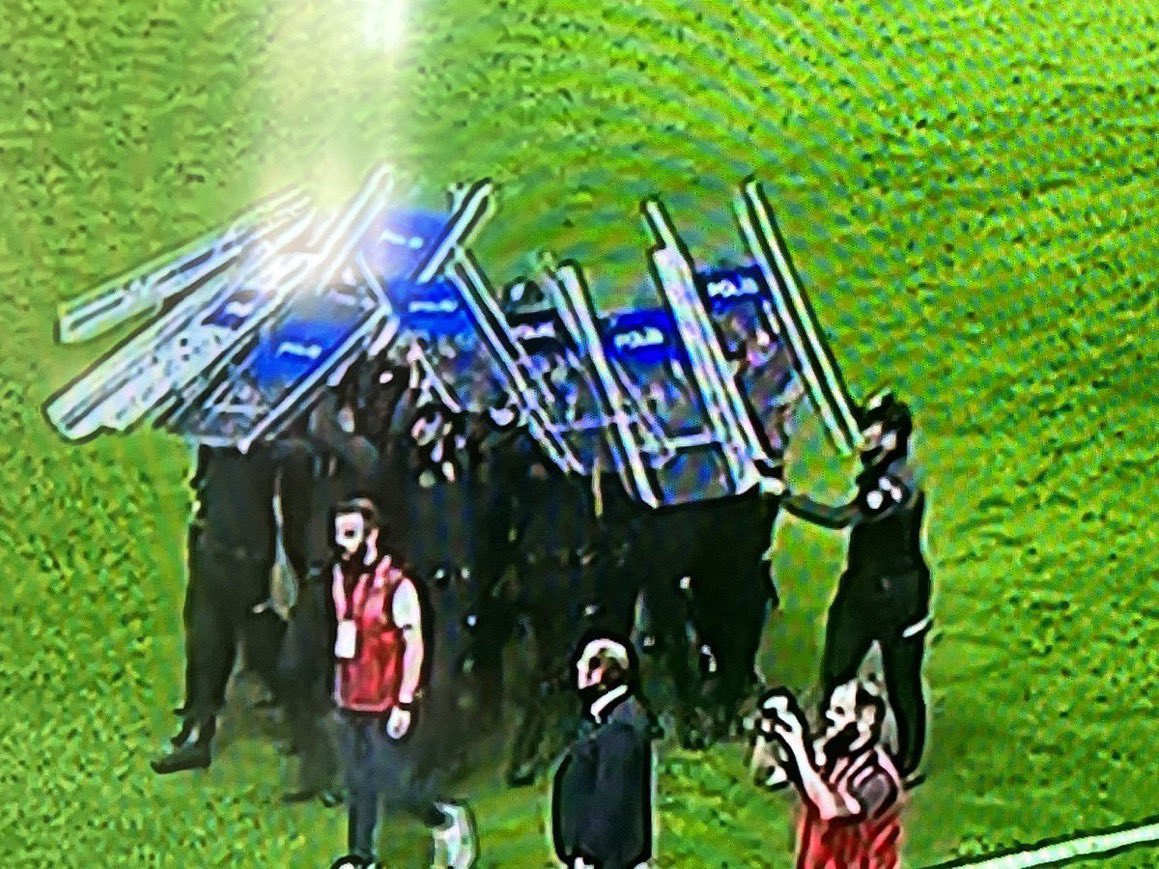 Konyaspor’u Galatasaray maçına rahat çıkartmak için Kayseri’de Okan Buruk’un kankası Halil Umut Meler sahayı bu şekilde terketti.