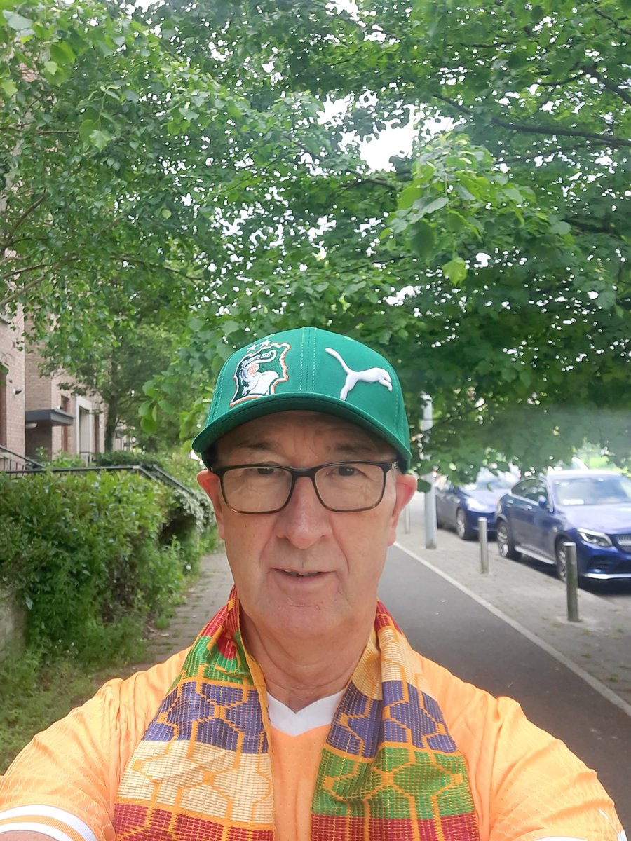 ConsulCote's tweet photo. Aujourd'hui, c'était la Journée de l'Afrique en Irlande. J'ai eu le plaisir de représenter le gouvernement ivoirien. Pour que tout le monde connaisse ma position, j'ai porté les couleurs ivoiriennes de la victoire. Allez les éléphants ! https://t.co/jvGecNh1eE