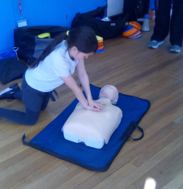 Y5 had a paramedic join them from @FolkestoneGames to teach the children about being fit and health. 
The session ended with the children being taught about #CPR #Lifeskills #SkillsforLife

#NewRomney