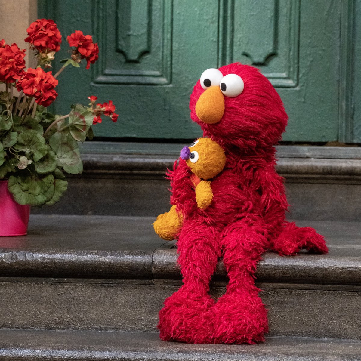 Elmo wishes somebody was here to play with Elmo. ❤️