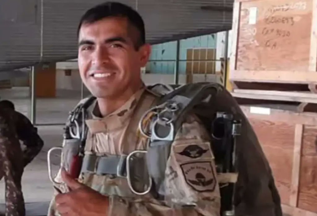 TRAGEDIA, EN CORDOBA Un sargento del Ejército murió tras sufrir falla en su paracaídas durante un entrenamiento En entrenamiento de rutina, Franco D. Maizarez, sargento del Comando de la IVta Brigada Aerotransportada del Ejercito, falleció debido a una falla en su paracaídas.