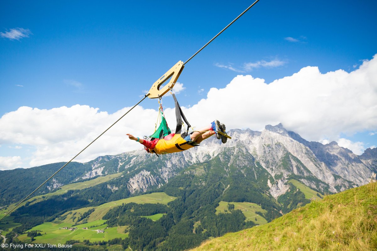 هل تبحث عن مغامرة شيقة لا تُنسى في #النمسا؟ ما رايك بتجربة زيبلاين Flying Fox XXL قرب #زيلامسي والذي يُعتبر من الأسرع والأطول على مستوى العالم. يقع في بلدة ليوغانغ Leogang