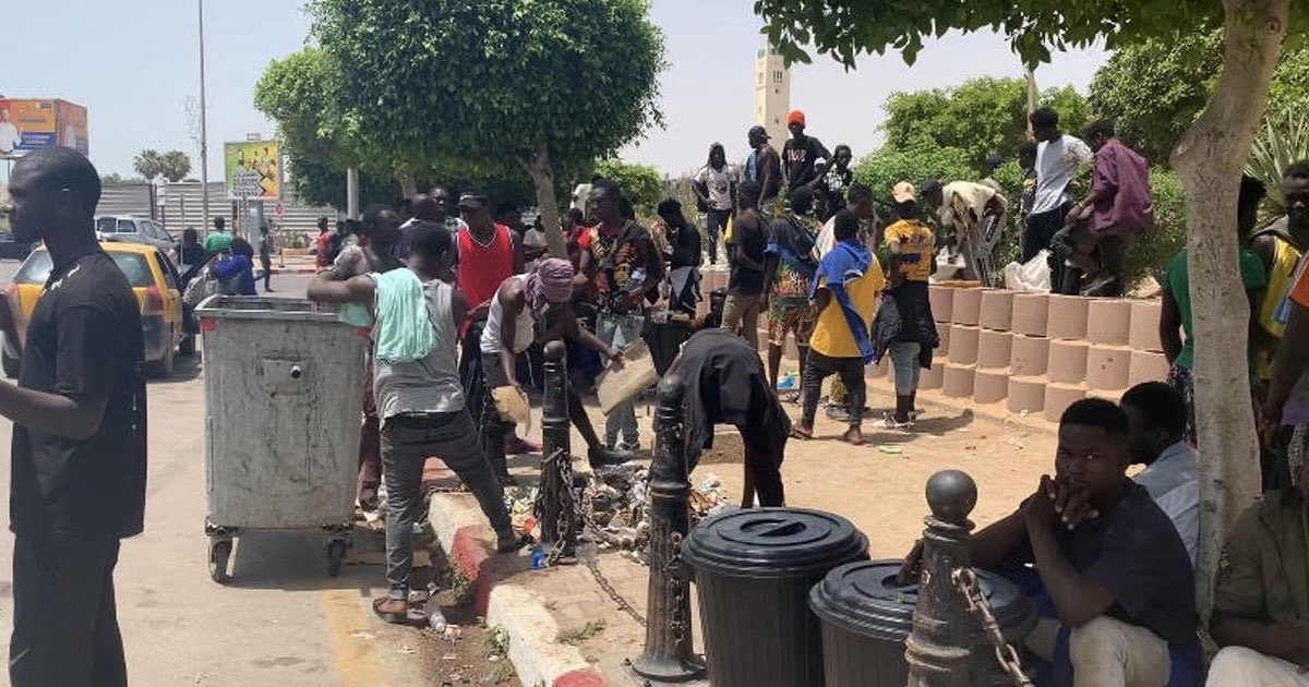 🇹🇳 Demain matin, les habitants de Jebniana et El-Amra (proche de Sfax) organiseront une marche pacifique pour protester contre la présence des migrants subsahariens dans la région. 

👉 Lors d'une réunion au syndicat local, des représentants de la société civile et des résidents