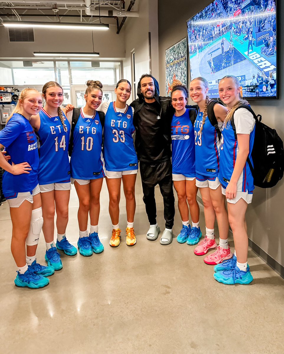 Thanks to @TheTraeYoung for taking the time to get a picture with some of our 17’s‼️