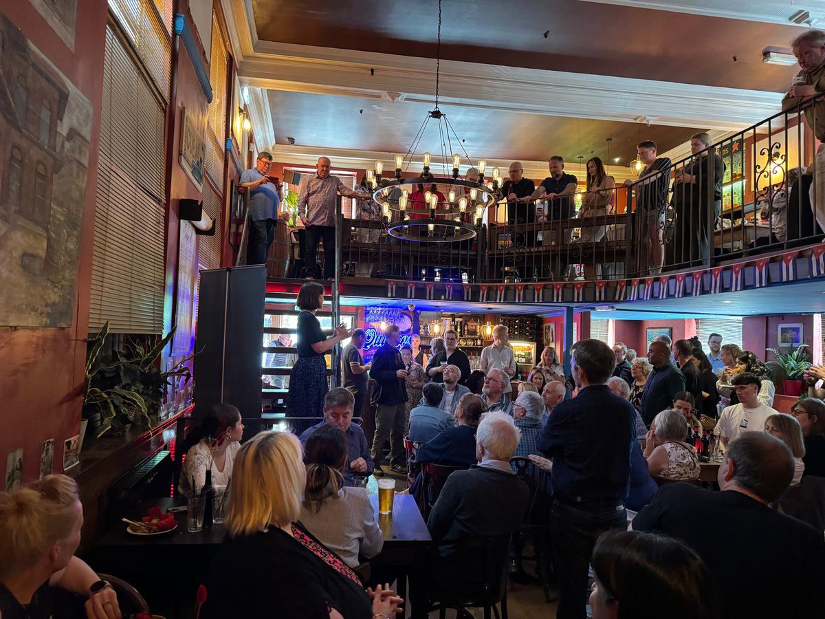 A privilege to spend the afternoon with the awesome @RachelReevesMP fantastic atmosphere, great intro by @MarkJSewards, impressive auctioneering by @hilarybennmp (with a side lesson in history 👌🏻) & some lovely people @yorkshirelabour #teamleeds #bringonfemalechancellor 🇬🇧🌹