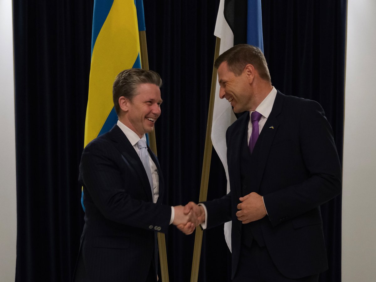 🇪🇪🤝🇸🇪 Kaitseminister @HPevkur kohtus Tallinnas Rootsi kaitseministri Pål Jonsoniga, et arutada regionaalset kaitsekoostööd ja eelseisvat #NATO tippkohtumist. kaitseministeerium.ee/et/uudised/kai…