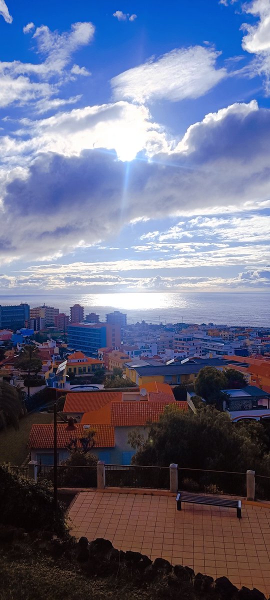 Atardecer 🌇 en Puerto de la Cruz de Tenerife 🇮🇨 desde Terraza de Parque Taoro 🤓👌🏼💯
#sunset #atardecer #terrazaparquetaoro #puertodelacruz #tenerife #islascanarias #cansryislands #photohrsphy #photographer #urbansphotos