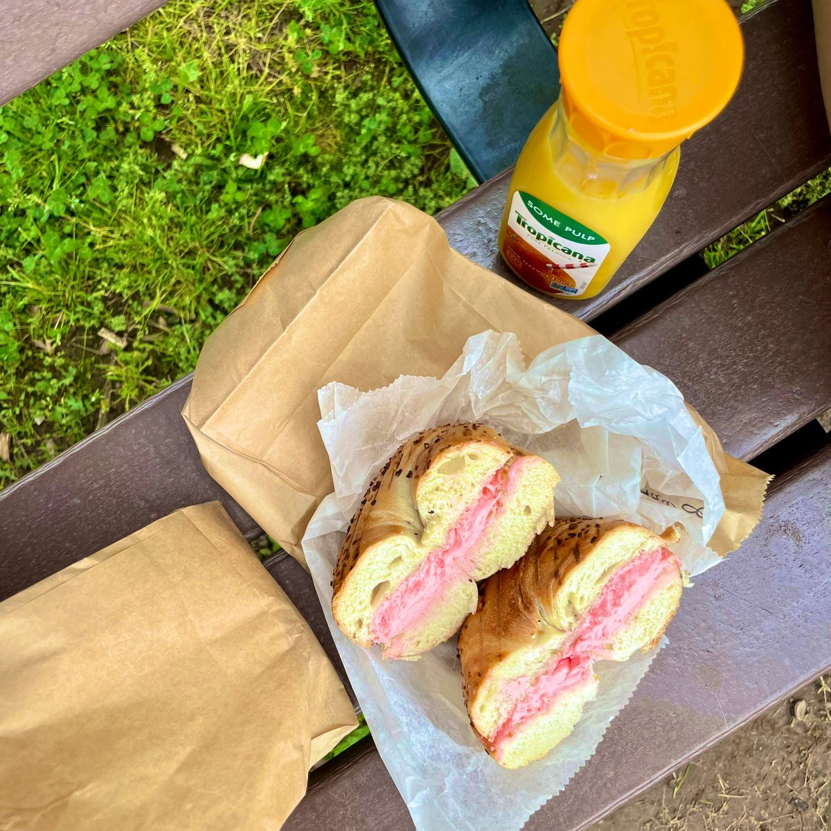 친구와 냅다 길빵 (길거리에서 빵🥯)