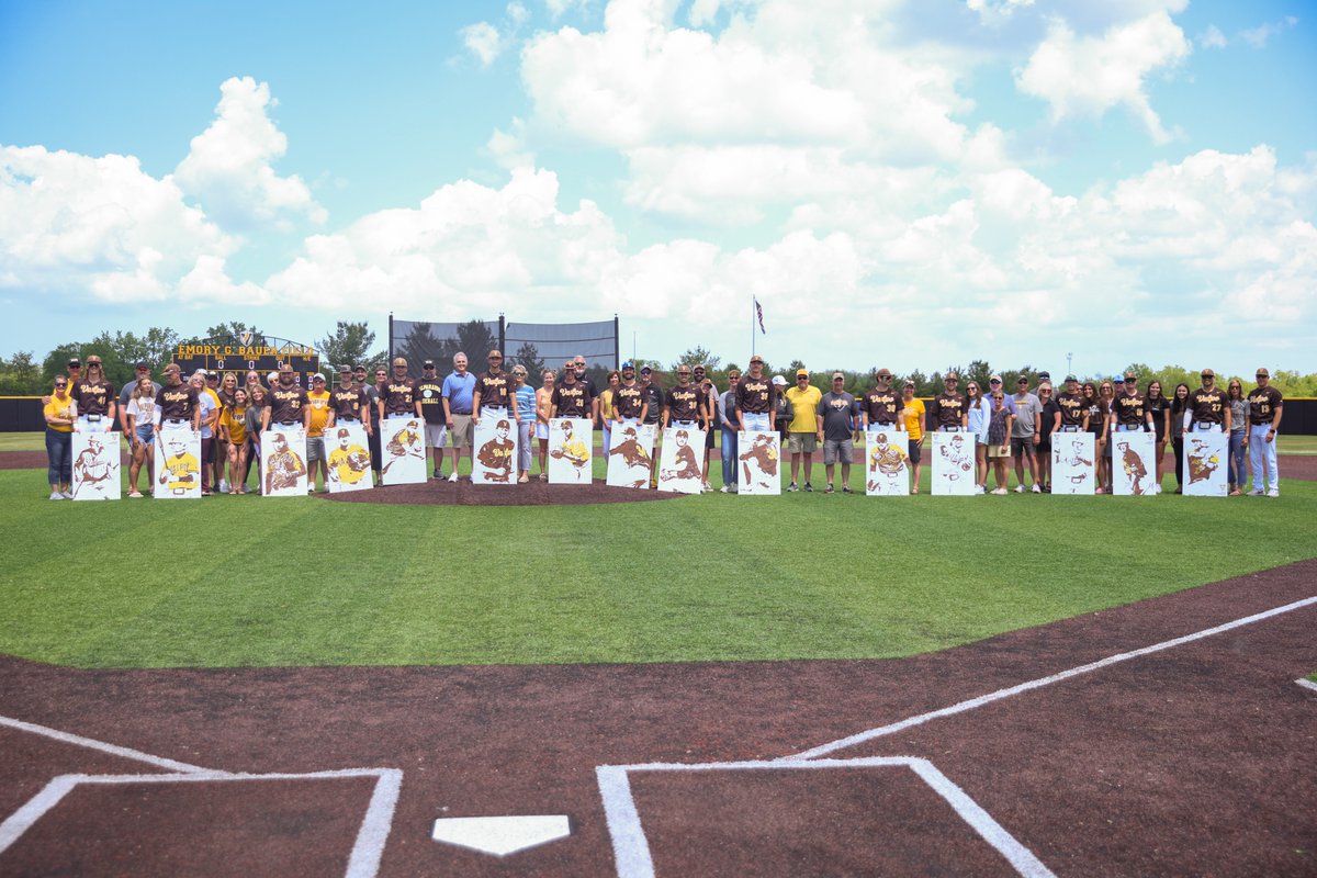 Taking the field one last time ❤️ Before today’s game, Valpo honored 15 seniors! Congratulations! #GoValpo