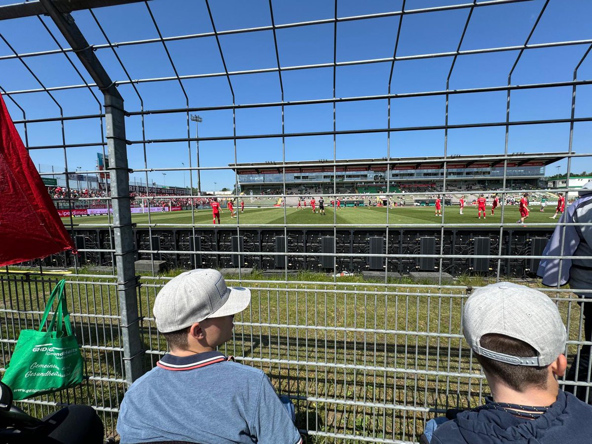 rollenderhsvfan's tweet photo. 3. Liga: VfB Lübeck gegen Rot-Weiß Essen (3:3)
#Fussball #fussballspiel #fotos #bilder #groundhopper #groundhopperapp #futbology #rautenfranz #rollenderhsvfan #3liga #vfblübeck #rotweissessen #lübeck #lohmühle #stadion #unentschieden #samstag #wochenende #sonne #saisonende #rwe https://t.co/pFeYBYhIic