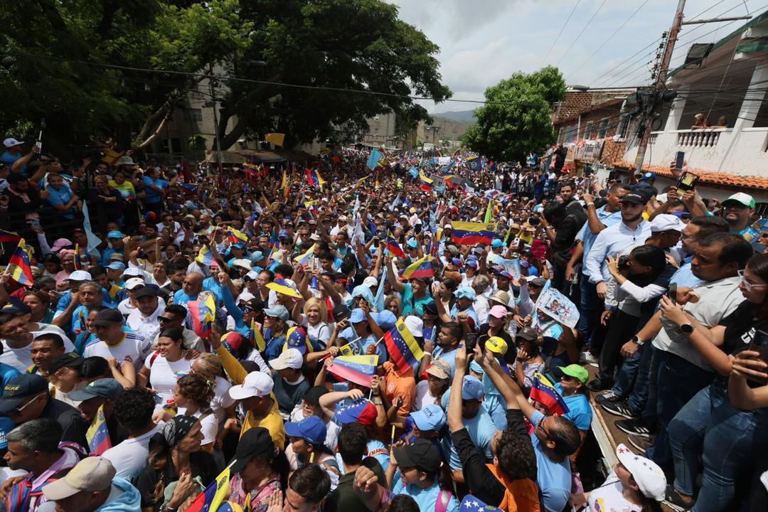MariaCorinaYA's tweet photo. Unidos en LA VICTORIA!! 

Cada día avanzamos con más organización ciudadana y con la fuerza de la gente. 

El 28 de julio vamos a ganar con nuestro candidato @EdmundoGU, vamos a liberar a Venezuela y traeremos a nuestros hijos de vuelta a casa. 

Gracias, #Aragua.

#HastaElFinal https://t.co/QT7t0eFHbW