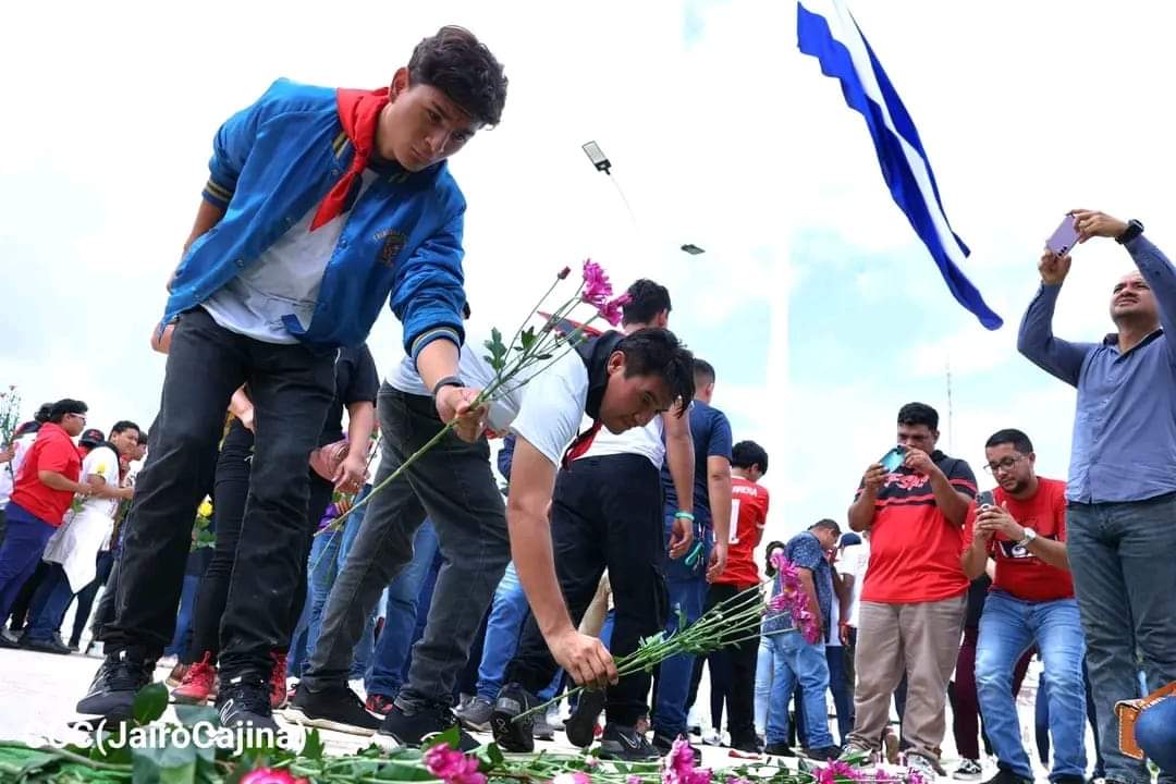 Juventud Sandinista 19 de Julio acompaña a la ofrenda floral al General De Hombres y Mujeres Libres, Augusto C. Sandino #SANDINOPADREYGUÍA #UnidosEnVictorias