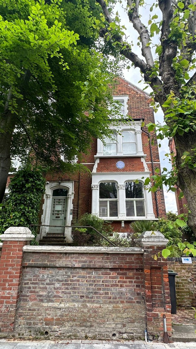 This house in a leafy North London suburb was home to Indian revolutionaries from 1905-1910. They published an anti-colonialist newspaper, smuggled weapons into India and brushed shoulders with Irish Republicans, suffragettes, Egyptian nationalists and communists.🧵