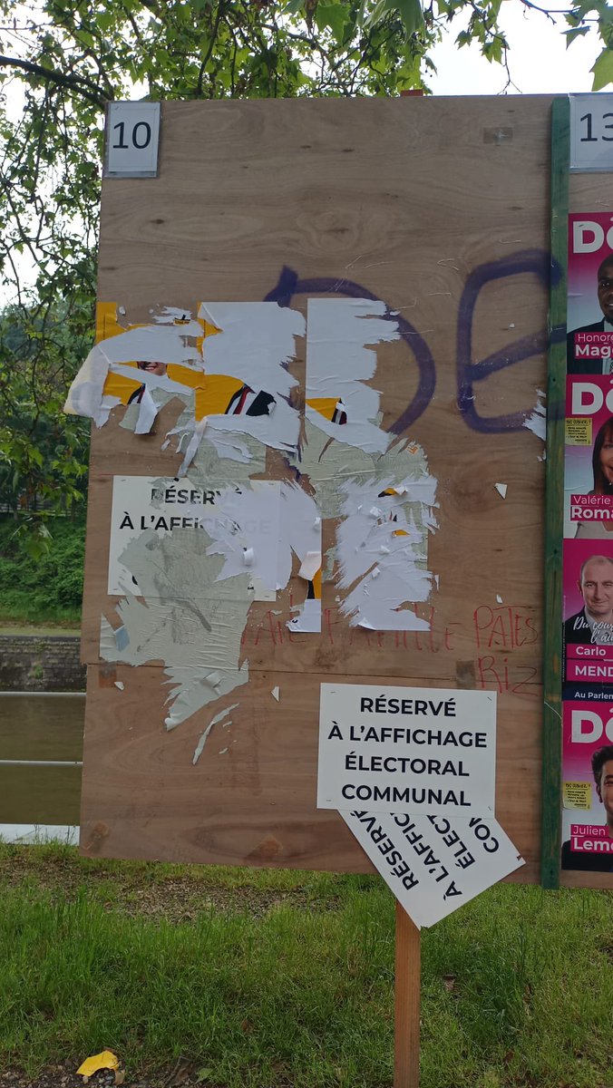 GenotLaurenceGL's tweet photo. L’image de la démocratie à Namur ! 
Nos affiches sont systématiquement arrachées. On peut ne pas adhérer aux idées mais le respect de la démocratie ne doit pas être bafoué pour autant ! https://t.co/SmSLzufZHo