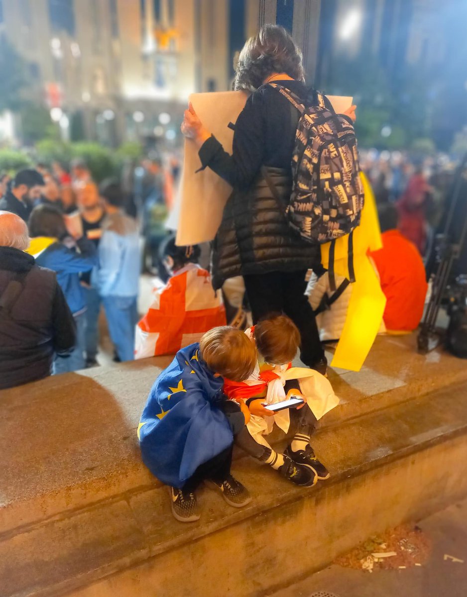 Mother for the best future of her children 🩷🇬🇪🇪🇺 #Tbilisi #Rustaveli blocked ✊ 📷İrakli Khvadagiani