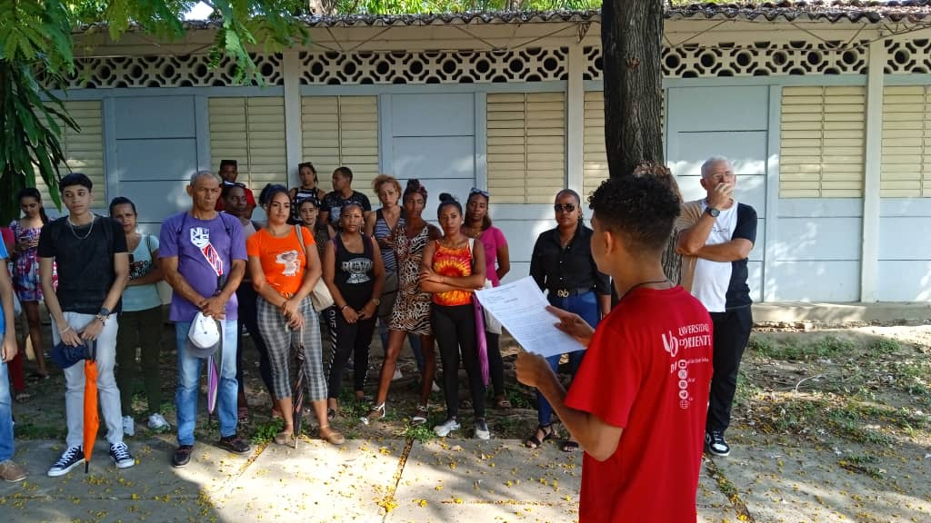 AbdielJover's tweet photo. #Hoy la #FCEE y la #FCNE se unen para re diré tributo a nuestro #JoseMartí en el 129 aniversario de su paso a la eternidad. En la @UOCuba #MartiVive y es fuente de inspiración y motivación.
#SantiagoDeCuba
#OrgulloUO https://t.co/z6WbKRNCkY