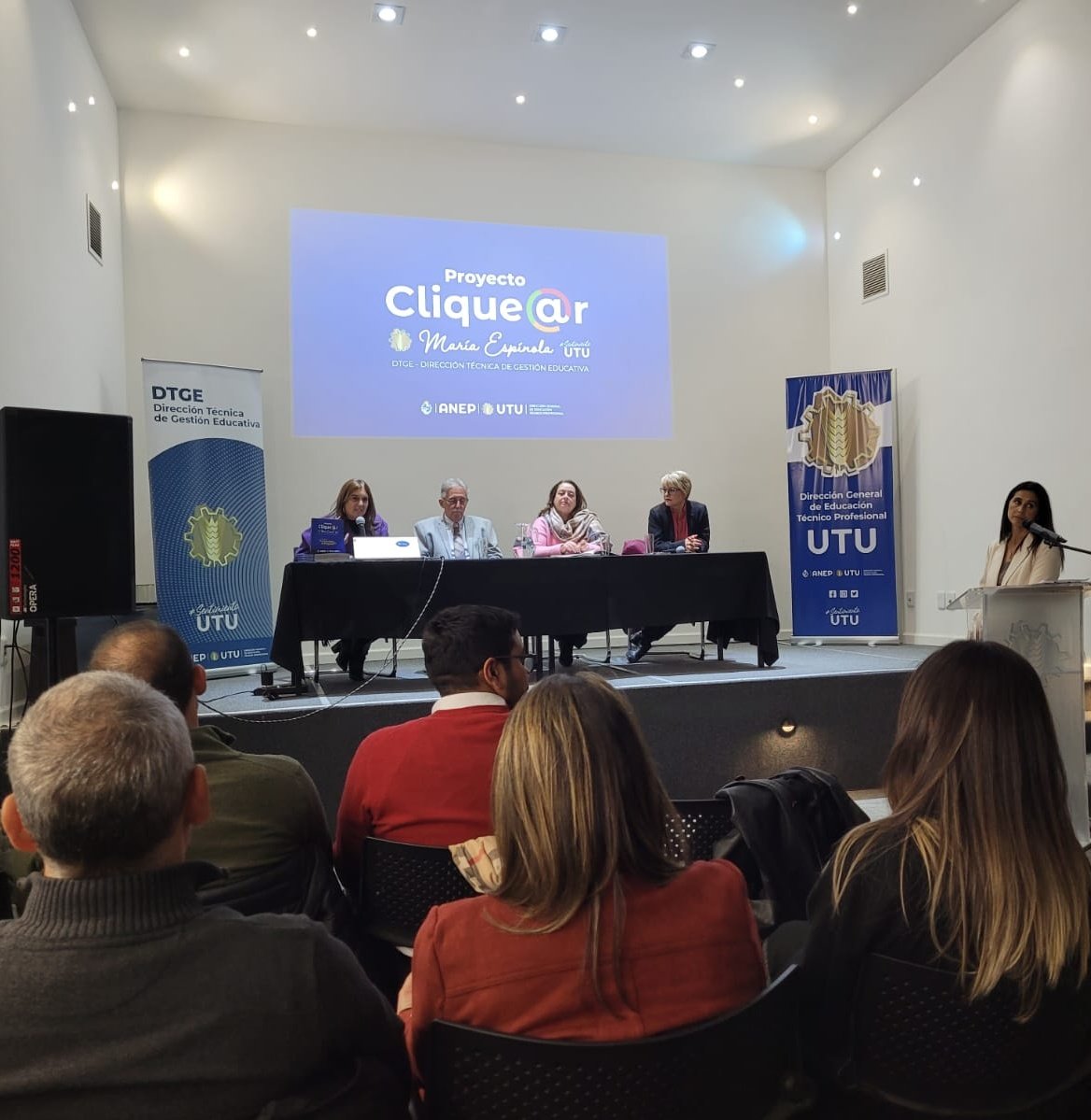 pablomar76's tweet photo. Ayer se presentó libro que reúne experiencias del programa #Clique@r con foco en identidad y convivencia juvenil en centros de @UTU_Uruguay sobre la figura de María Espínola.
Felicitaciones @Natacha_2809 y equipo de #AprenderTodos de @dpduruguay_ por el trabajo conjunto !! https://t.co/KqNQcaqPvS
