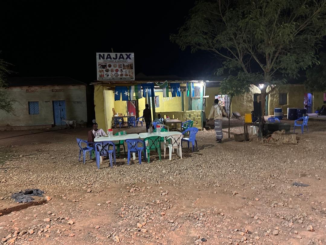 This is Kalabeyr in Nugaal Region. The installation of solar streetlights brought extended working hours in the town. ⁦@NorwayInSomalia⁩ and ⁦@SwissEmbassyKE⁩ invested in sustainable infrastructure across the country in a 3 year program. ⁦@nis_africa⁩