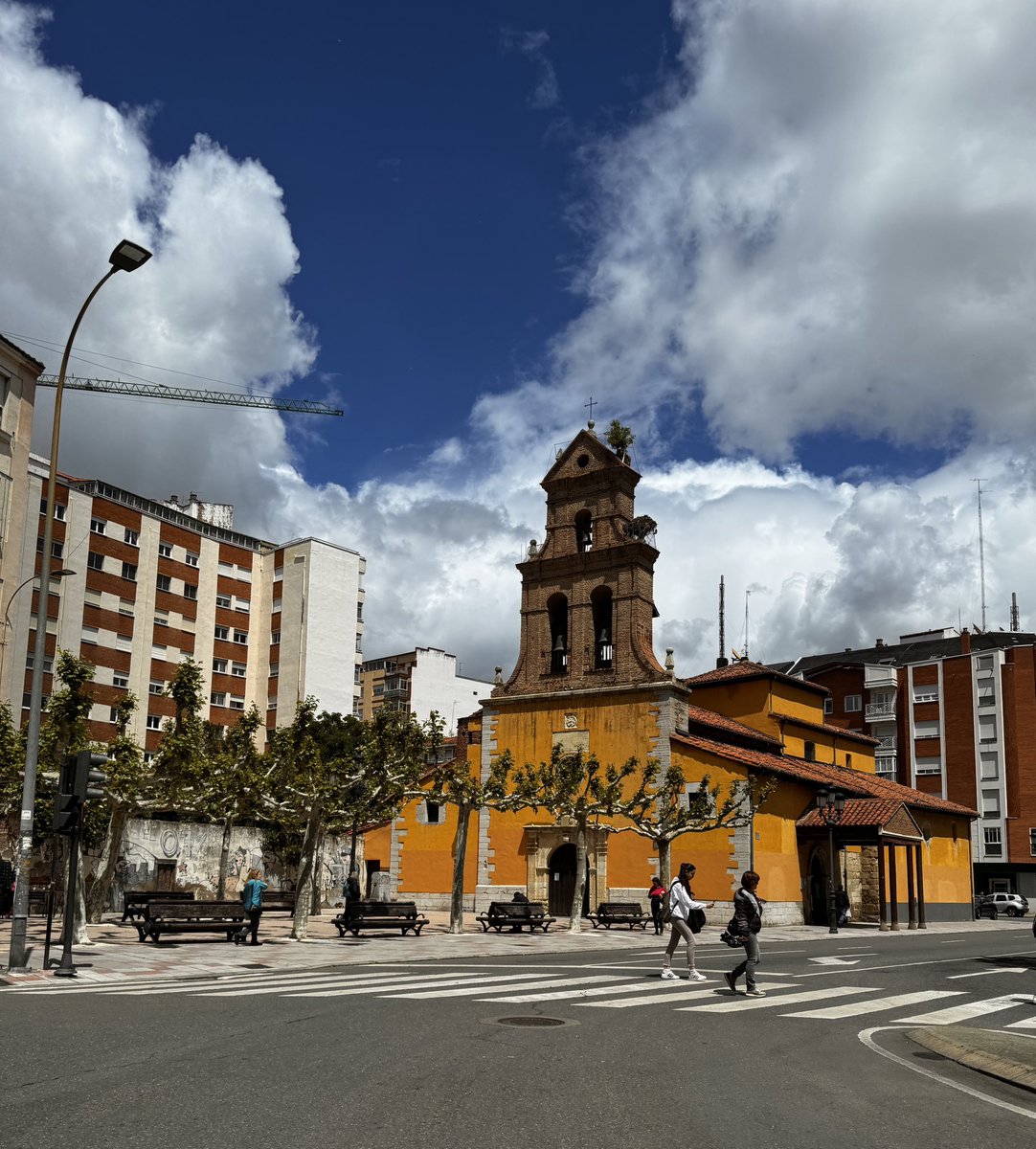 La iglesia de Santa Ana es nuestra imagen de ciudad para dar las #BuenasNoches🌏 desde #Leonesp #Felizdescanso💫 #AyuntamientodeLeón #LeónEspaña