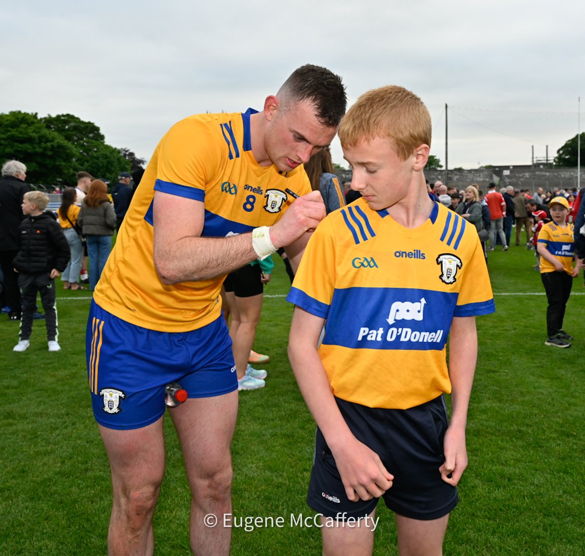 Young Diarmuid Browne has his shirt signed by Clare’s Darragh Bohannon at the end of an exciting All Ireland senior football championship game. @GAAClare 1-11 @OfficialCorkGAA 1-13. Photograph by @eugemccafferty.