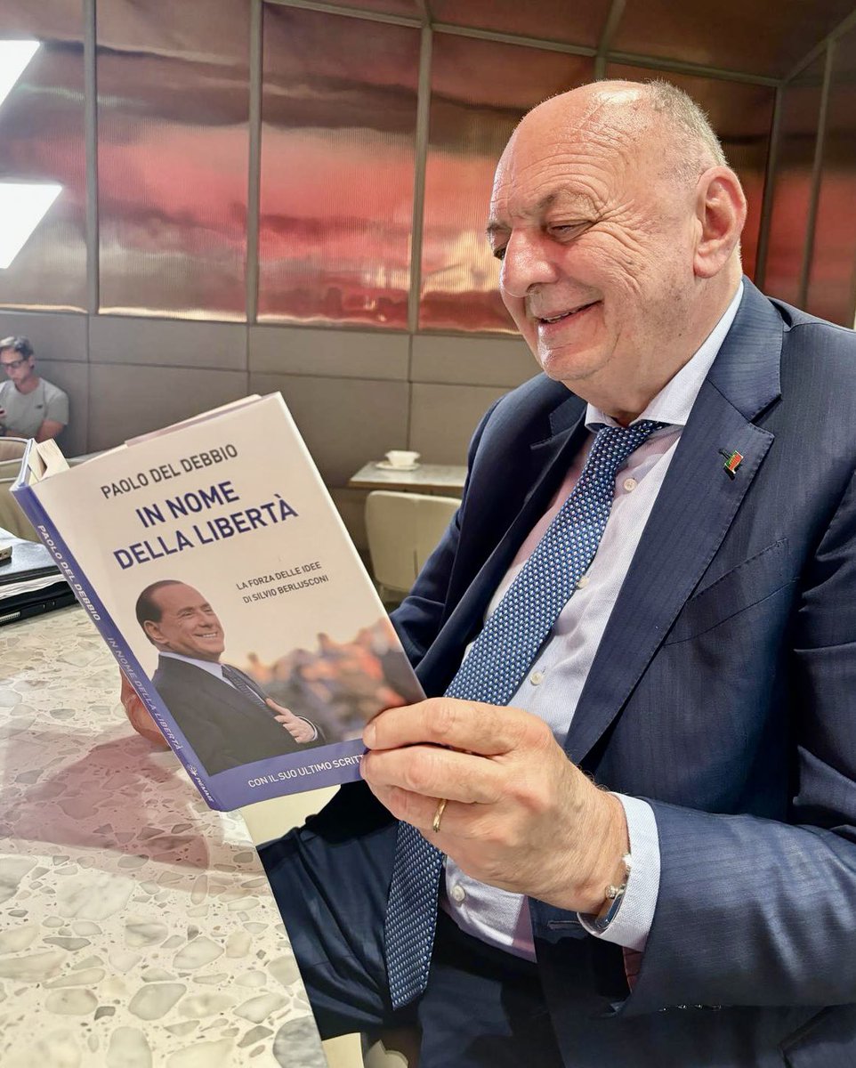 Un momento di pausa. Ne approfitto per leggere il libro di @dicedeldebbio su Silvio Berlusconi “In nome della libertà”. Non poteva esserci titolo migliore. In poche parole è racchiuso tutto l’impegno di Silvio Berlusconi a favore della democrazia e l’amore per la libertà.