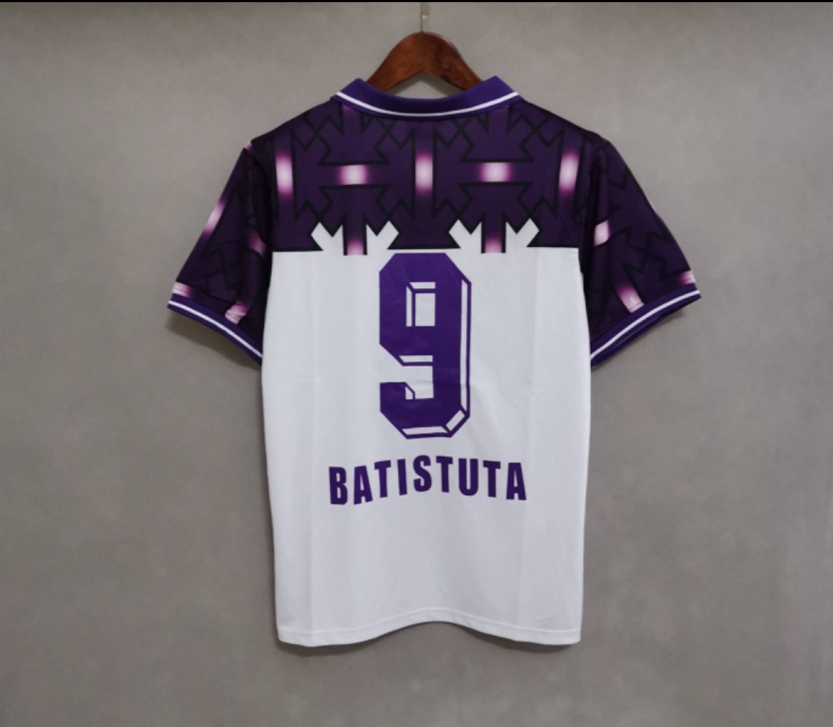JerseyPy's tweet image. Huy en camisetas que no te pueden faltar: esta belleza de la Fiorentina de la temporada 1992/93 🔥🔥🔥