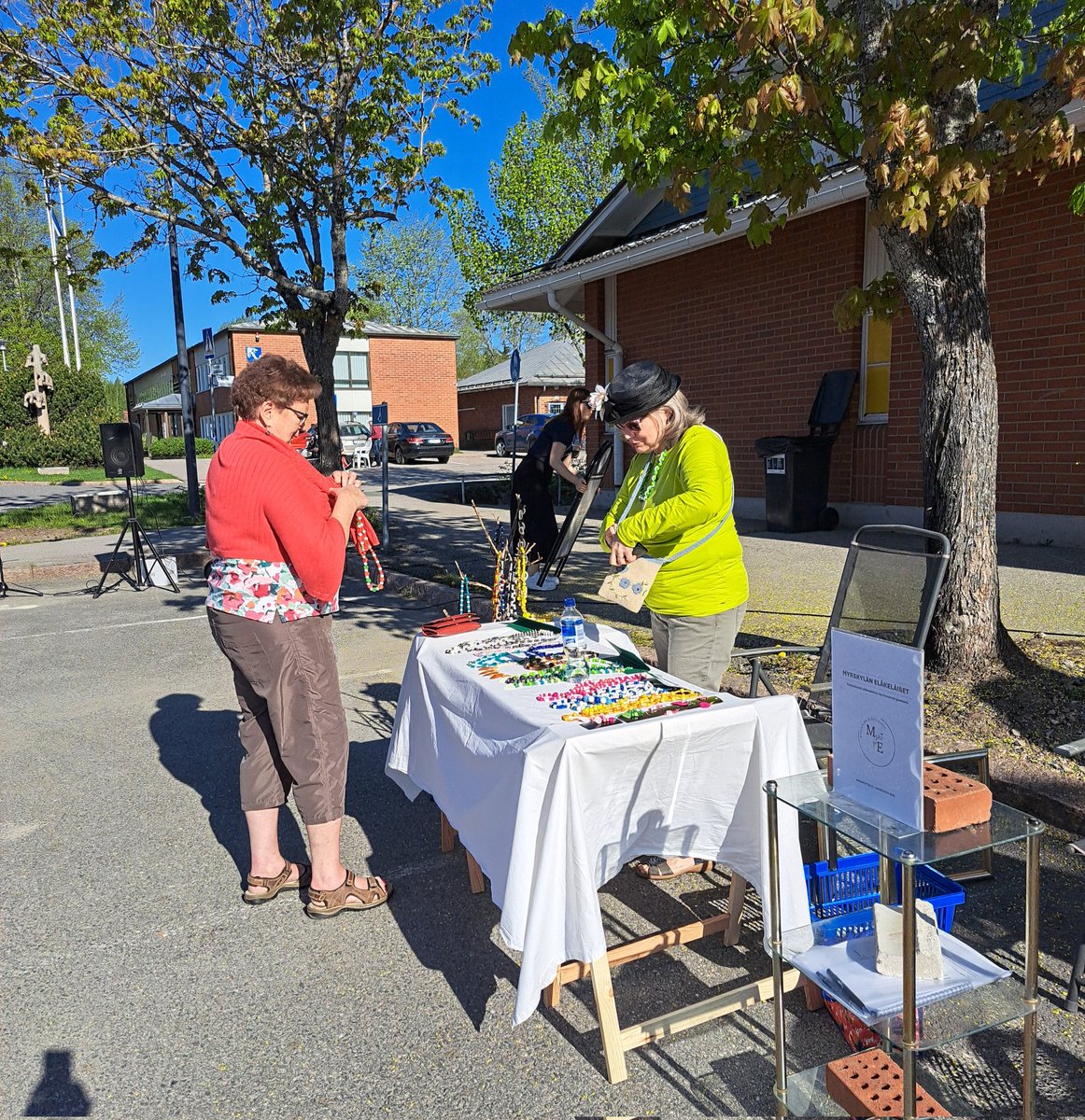 Somelan emäntä myi itse suunnittelemiaan ja valmistamiaan kaulakoruja Myrskylän kesän avauksessa. Kiva harrastus talvi-iltoina, hän kommentoi. #käsityöt #myrskylä #kesä #harrastukset