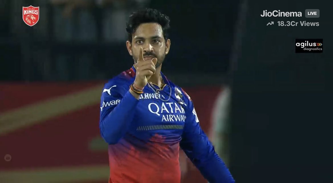 29Aditya_singhh's tweet image. Mano ya na mano lekin RCB ka lucky charm yahi banda hai ,jab se ye team Mai Aya hai team ek bhi match nahi Hari, aur perform bhi karta hai, Aaj bhi 2 over 13 run 🔥🔥 #swapnilsingh 
#Bengaluru #FCKFCM #congratulationrcb #rcb @JohnyBravo183 @ebong2309 @_meAshMolly