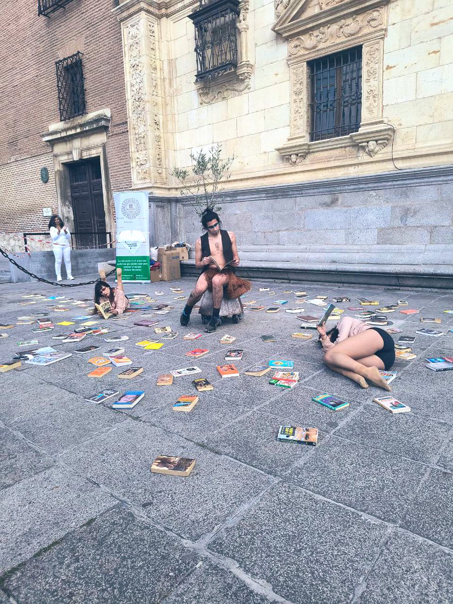 Nuestra concejala @SaraEscuderoAdH ha acompañado a la @FAPAlcala en La Noche en Blanco 🤍 Actividades de la FAMPA por los valores 👏, con alumnado de centros públicos con aulas TEA y de educación especial, y con la lucha de nuestra vecina Francisca de Pedraza siempre presente.