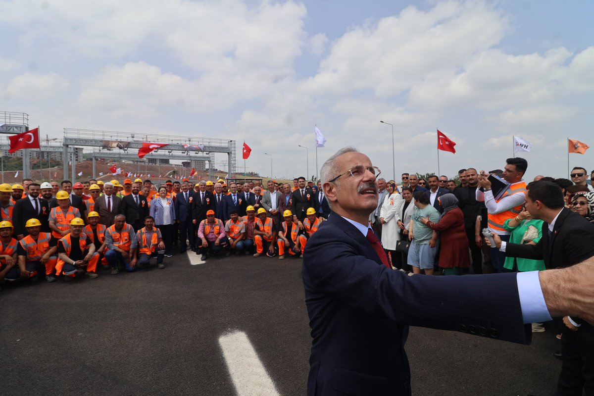 Ulaştırma ve Altyapı Bakanımız sn Abdulkadir Uraloğlu’nun teşrifiyle, Bakanlığımızca yapımı tamamlanan Osmaniye Batı (Sakızgediği) Kavşağı Açılışını gerçekleştirdik. Osmaniye şehir merkezine, çevre yolu bağlantısını sağlayan önemli bir hizmeti şehrimize kazandıran başta sn