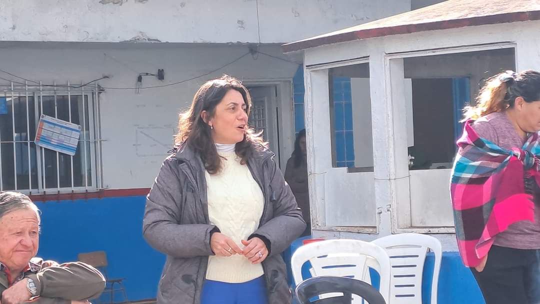 LauraBerardoOK's tweet photo. Junto a crxs de @UyO_oficial de Lomas, mientras compartimos unos choripanes, charlamos sobre la situación del país, el retroceso que implicaría para nuestra vida la aprobación de la Ley de Bases, los derechos que perderíamos y lo difícil que será revertirlos 
#NoALaLeyBases https://t.co/jMWYXN9tKt