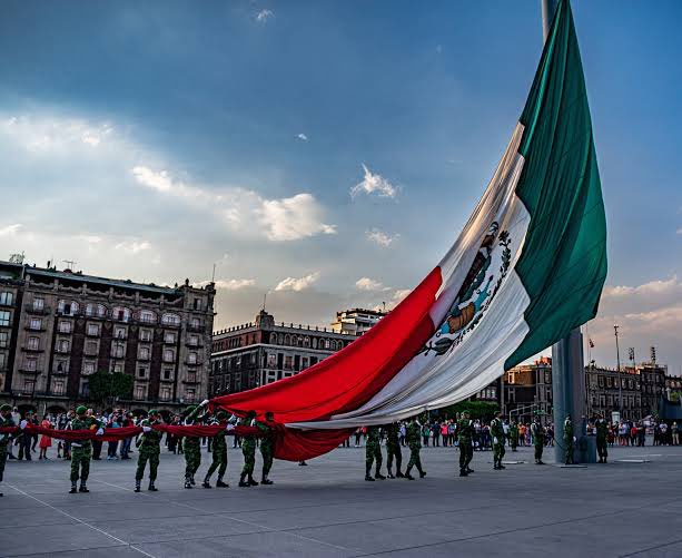 Mi colega @JuanMataVadillo acaba de obtener una suspensión judicial que obliga al Gobierno a izar la bandera el día de mañana en el Zócalo, para proteger su derecho de acceso a la cultura. En su amparo, sostuvo que acudió a la concentración del pasado 26 de febrero y el Gobierno