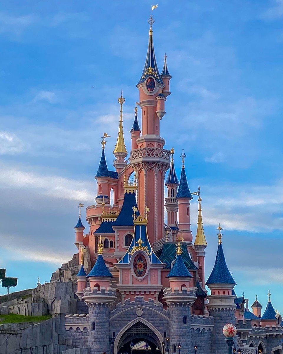 Reis als een echte prins of prinses met de trein naar Disneyland Parijs!

Met de Eurostar naar magie voor maar €70 retour!   

dutchflyguys.nl/2024/05/treink…

Ontmoet Mickey, dans met Goofy en zweef door het sprookjeskasteel.

Geen gedoe, alleen maar betovering!
