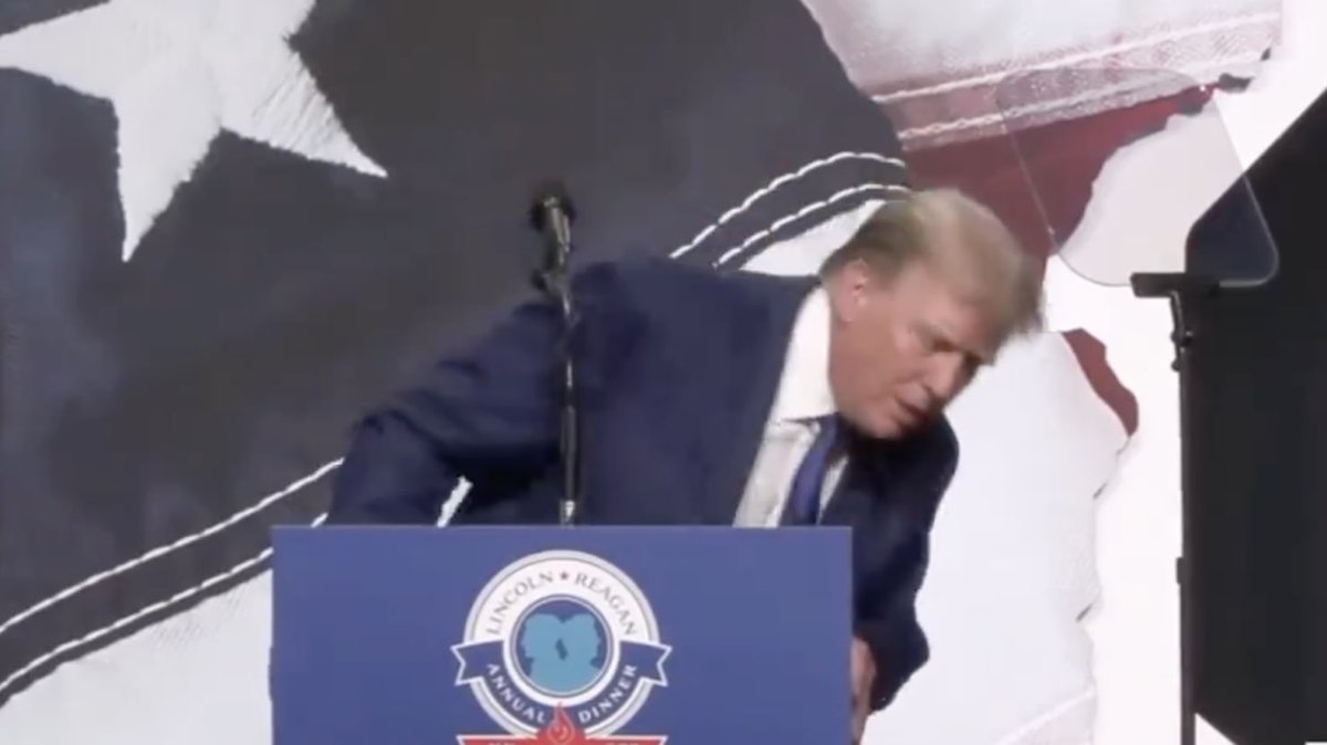 Politics_PR's tweet image. Biden Camp Has a Field Day With Wobbly Trump at Podium thedailybeast.com/biden-camp-has…