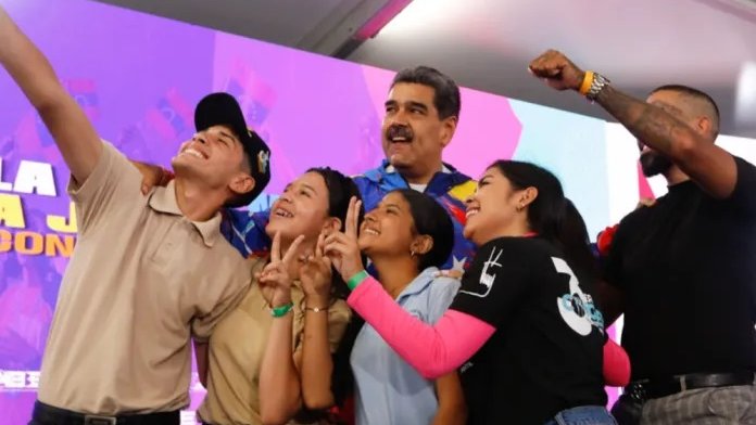 El presidente de la República, Nicolás Maduro, acompañó este pasado viernes la gran Caminata de la Juventud, en la ciudad de Caracas, en contra de las sanciones unilaterales impuestas por el Gobierno de los Estados Unidos. #Nacionales #18Mayo