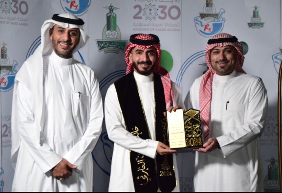واليوم نُكمل هذة القصة بنهاية مسيره تُوجت اليوم بتخرجنا ولله الحمد من كلية الصيدلة، وحصولنا على درجة "دكتور صيدلي" مع مرتبة الشرف 🎖️
سائلين المولى -عز وجل- ان يعيننا ويوفقنا نحن وجميع زملاءنا لخدمة هذا الدين والوطن

ونرجو من الله ان تكون هذه النهاية هي خيرُ بدايةٍ لمستقبل مشرق ✨