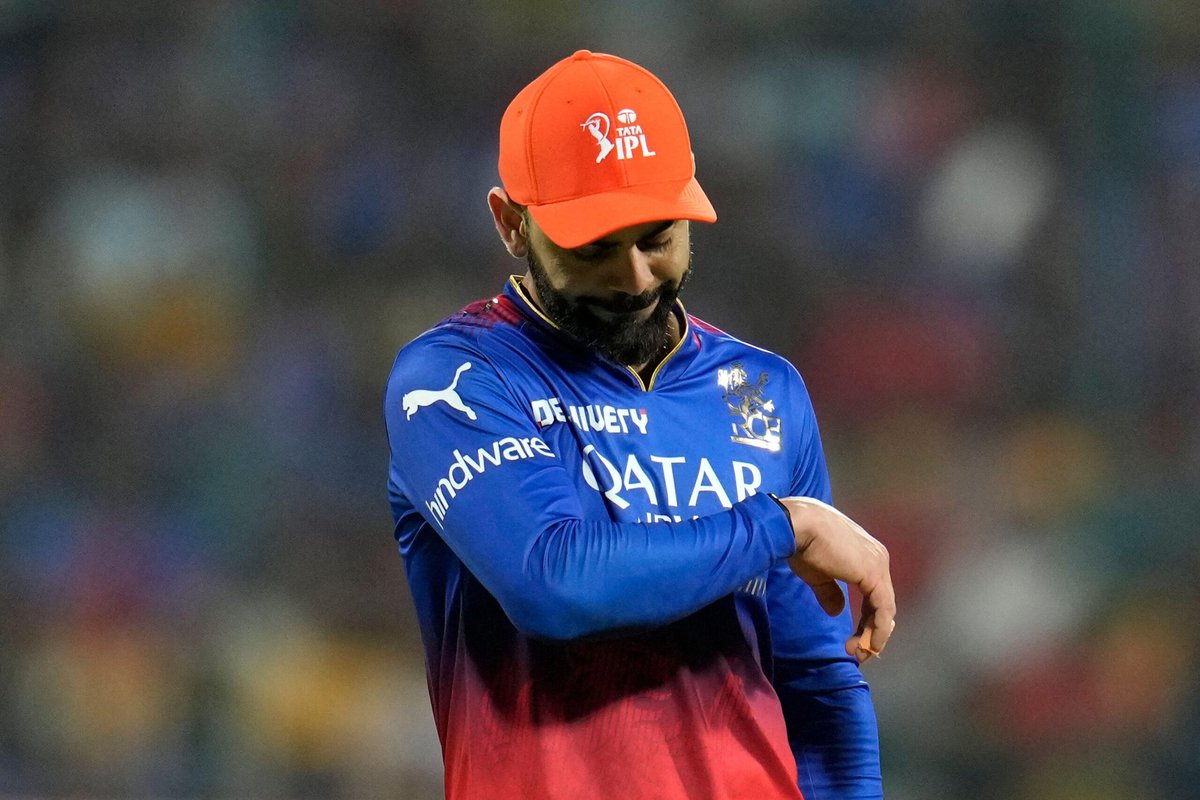 cricVed's tweet photo. From " ये जो हँस रही है दुनिया, मेरी नाकामियों पे, ताने कस रही है दुनिया, मेरी नादानियों पे"

To"पर मैं काम कर रहा हूँ, मेरी सारी खामियों पे, कल ये मारेंगे ताली, मेरी कहानियों पे, कल जो बदलेगी हवा, ये सारे शरमाएँगे"

#RCBvsCSK #ViratKohli #CSKvsRCB #MSDians #MSDhoni #RCBians
#RCB https://t.co/x0J9SZjiHO