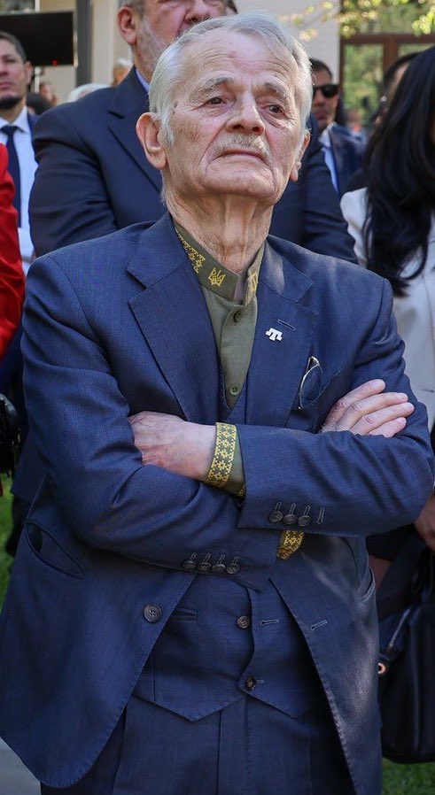 Leader of the Crimean Tatar people. Hero of Ukraine. Mustafa Dzhemilev in Kyiv today, wearing both the trident and the terek-tamga, the symbols of two peoples fighting for the right to be at home in Ukraine. Sizge baht ve sağlık tileyim, qıymetli Mustafa-aga!